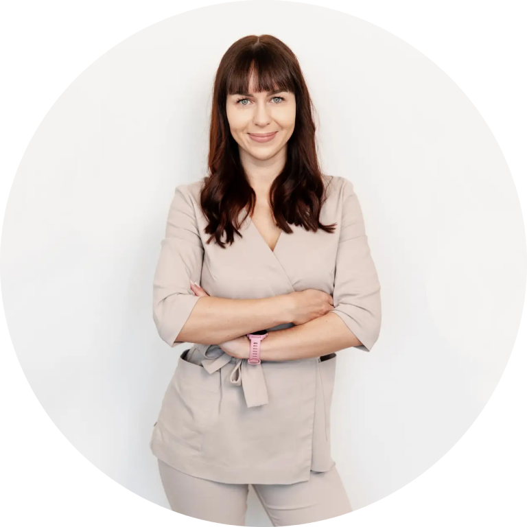 Kobieta w różowym fartuchu na białym tle